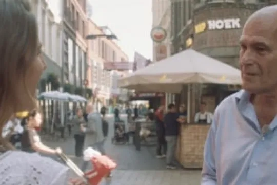 Presentatrice Anna Gimbrère met Ronny Naftaniel, vicevoorzitter van het Centraal Joods Overleg