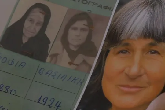 Annelies met foto van haar moeder en oma