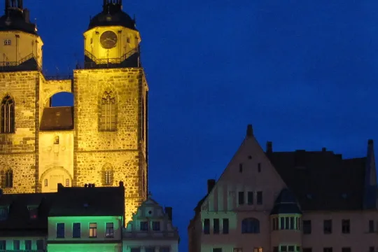 Stadtkirche Lutherstadt Wittenberg bei Nacht, vom Markt aus gesehen