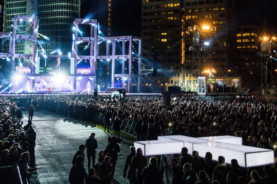 Het kruis van The Passion wordt naar het podium gedragen