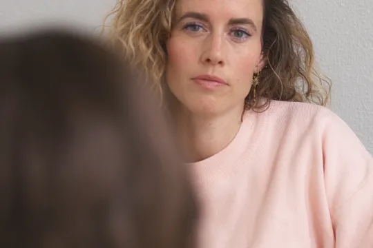 hulpverlener in gesprek met slachtoffer