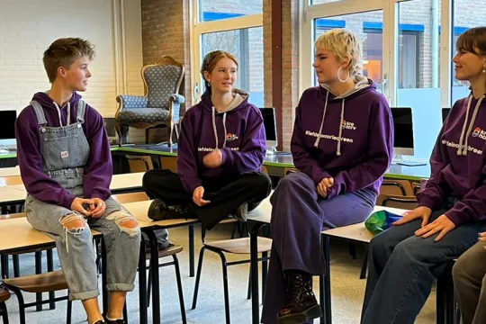 klaas van kruistum en scholieren met paarse truien