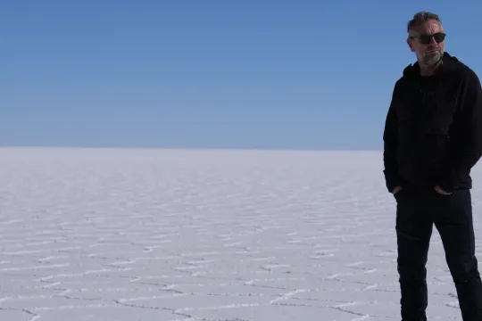 Man op uitgestrekte witte vlakte