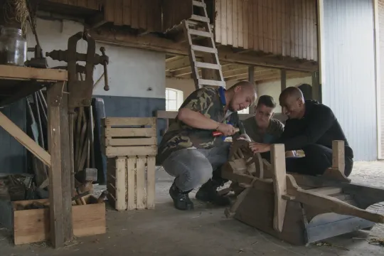 Dennis, Thijs en Akaash in de schuur