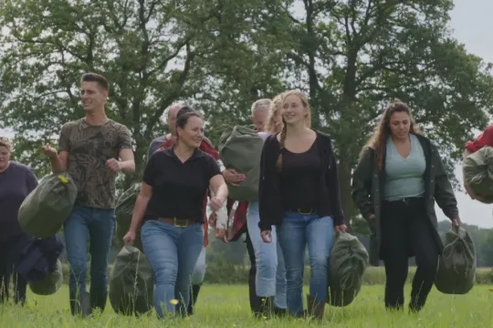 De hele groep van Nieuwe boeren komt aanlopen