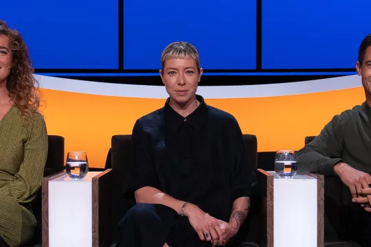 Drie mensen in een studio