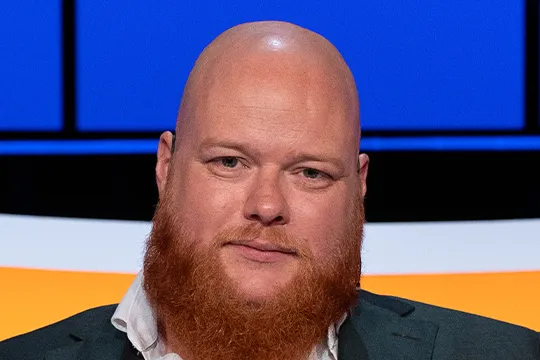 Man met baard in studiostoel