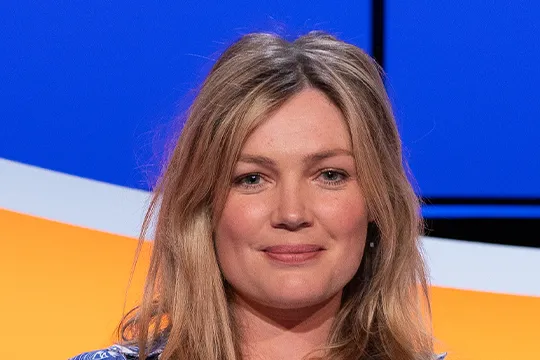 Lachende vrouw in studiostoel