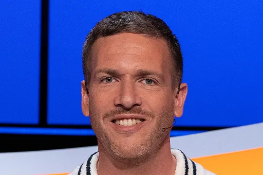 Lachende man in studiostoel