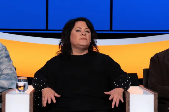 Twee mannen en een vrouw in een studio