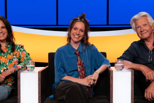 Twee vrouwen en een man in een studio