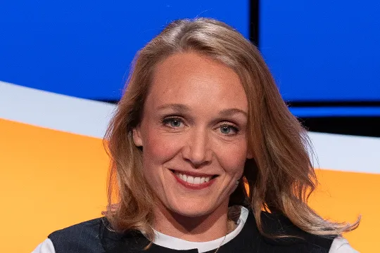 Lachende vrouw in een stoel