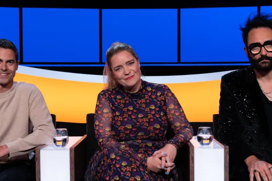 Twee mannen en een vrouw in een studio