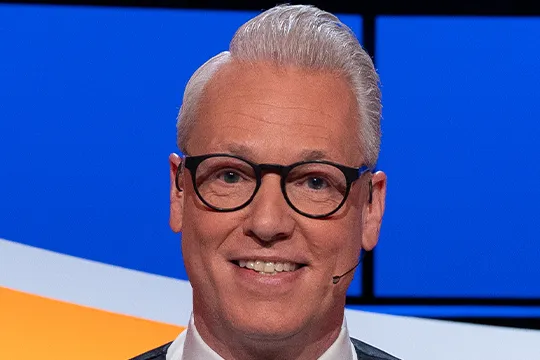 Lachende man in een stoel