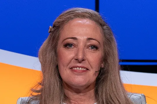 Lachende vrouw in studiostoel