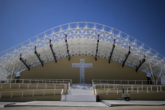 This photograph shows the main stage at the venue for World Youth Day (WYD), where Pope Francis will celebrate the closing mass, in Lisbon on July 31, 2023. Portugal is preparing to welcome Pope Francis and around a million young pilgrims for the World Youth Day (WYD) on August 1 to 6, 2023. Patricia DE MELO MOREIRA / AFP  Beschikbare resoluties