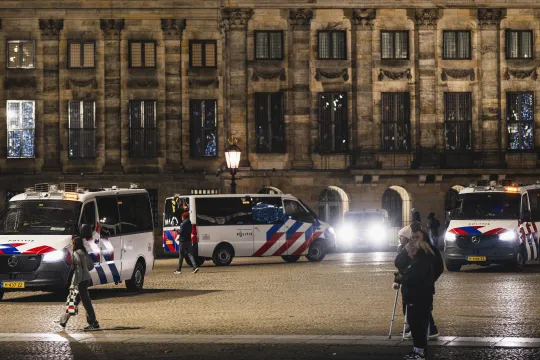 De oproep om Israëlische voetbalfans in Amsterdam aan te vallen werd breed verspreid via Snapchat en Telegram. Het bericht, waarin werd opgeroepen om met bokshandschoenen naar specifieke plekken in Amsterdam te komen, is door tienduizenden mensen gezien en verder verspreid. Dat meldt RTL Nieuws.  De oproep werd gistermiddag voor de wedstrijd gedeeld door iemand die luxeauto's in Amsterdam verhuurt: "Tussen 4 en 6 bij centraal moeten ze (Israëlische voetbalsupporters, red.) metro pakken, daar gaan 300 Israël