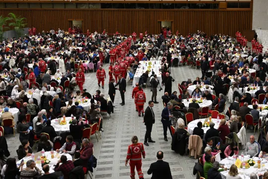 A general view shows people attending a lunch with Pope Francis (table at the center) organised on the World Day of the Poor at the Paul VI audience hall in The Vatican, on November 17, 2024. Tiziana FABI / AFP