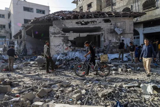 Palestinians inspect a destroyed building following an Israeli airstrike in Al Nasr street in Gaza City, northern Gaza Strip, 22 May 2025. More than 53,600 Palestinians have been killed in the Gaza Strip, according to the Palestinian Ministry of Health, since Israel launched a military campaign in the strip in response to a cross-border attack led by the Palestinian militant group Hamas on 07 October 2023, in which about 1,200 Israelis were killed and more than 250 taken hostage. EPA/MOHAMMED SABER