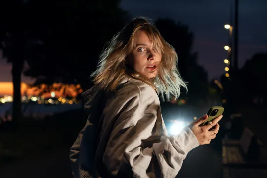 Vrouw in het donker kijkt om