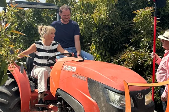 drie personen bij een trekker