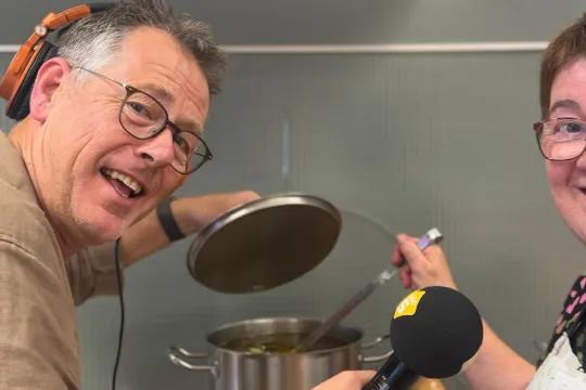 Man en vrouw bij pan