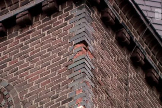 Pastoor sluit kerk vanwege vallende stenen en mogelijk instortingsgevaar: 'Willen geen risico lopen'