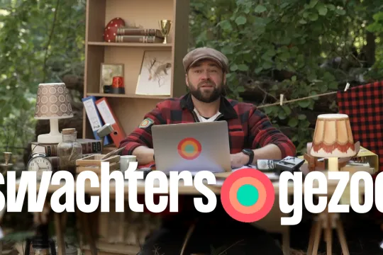 Boswachter Tim achter een bureau in het bos