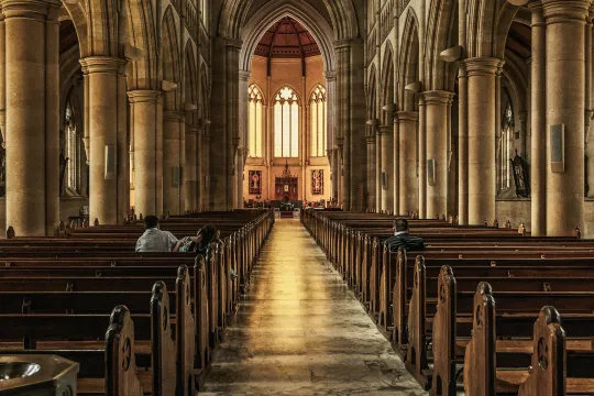 Een lege kathedraal