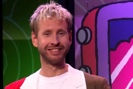 Een man voor een kleurrijke achtergrond