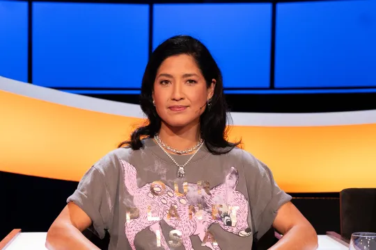 Mevrouw met zwart haar in de studio