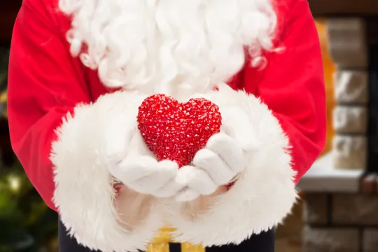 kerstman met hartje in handen