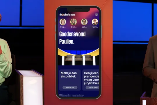 Vrouw met mok en man met kaartjes met visual in het midden