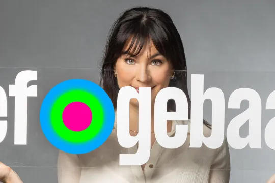 Emmely de Wilt met Lief gebaar logo 