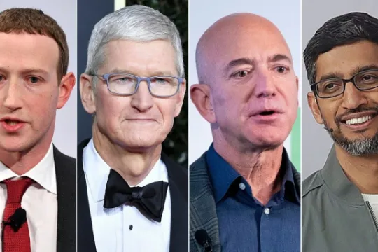 Mark Zuckerberg, Tim Cook, Jeff Bezos, en Sundar Pichai 
