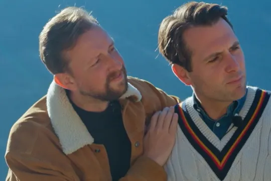 Twee mannen kijkend naar een paars ding