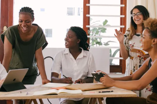 Groep vrouwen in vergadering