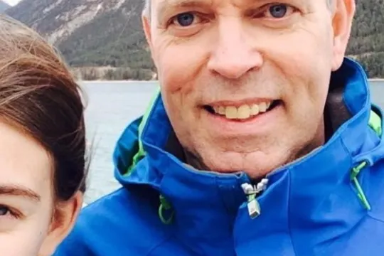 Hans en Elsemiek bij een meer 