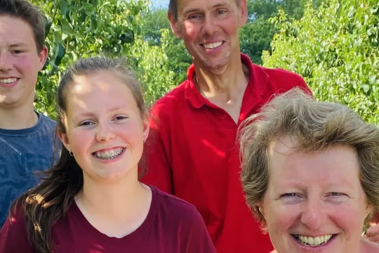 Fruittelers Izaäk en Jantine met hun kinderen