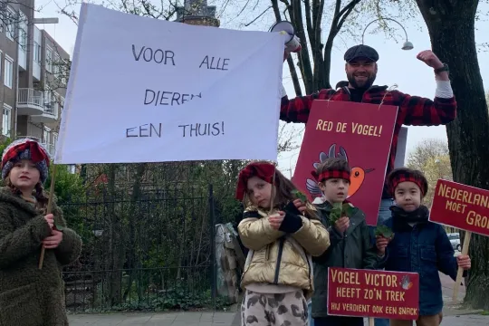 Boswachter Tim staat buiten met kindjes op de stoep