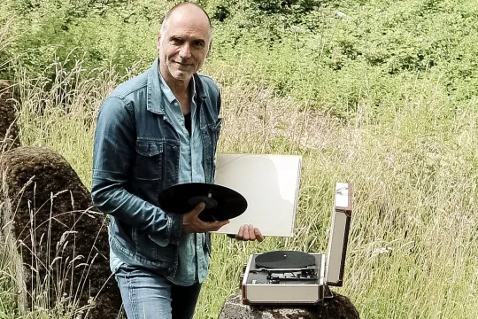 Leo blokhuis in het bos met een platenspeler
