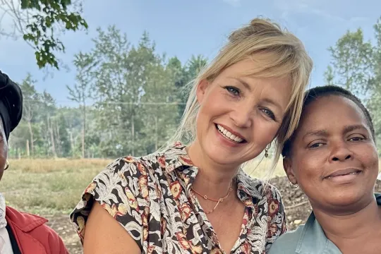 drie vrouwen planten zaden