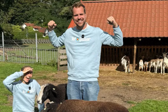 Man en vrouw op kinderboerderij
