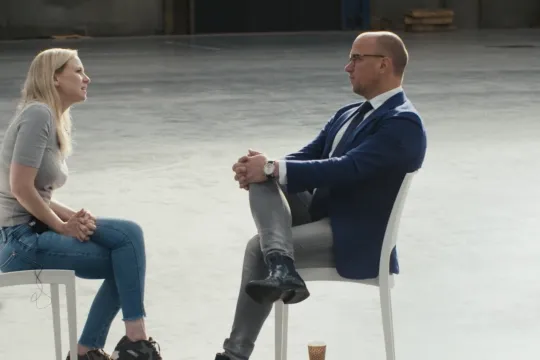 Man en vrouw zitten op stoelen