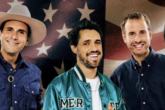 Drie mannen voor een visual van de Amerikaanse vlag
