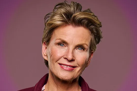 Vrouw lacht in de camera