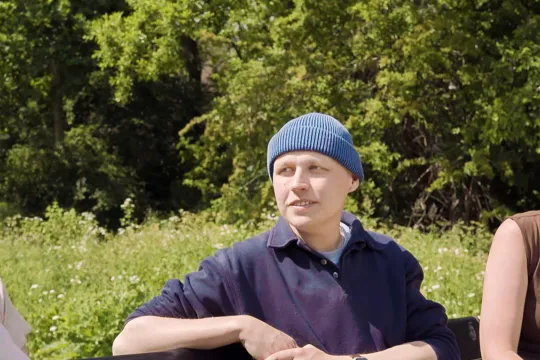 Mensen op een bankje