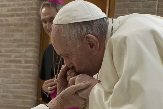 Franciscus begroet Benedictus tijdens de tweede coronagolf