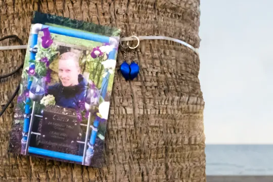 Foto van een man aan een boom gebonden