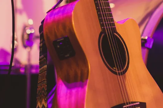 Gitaar op podium